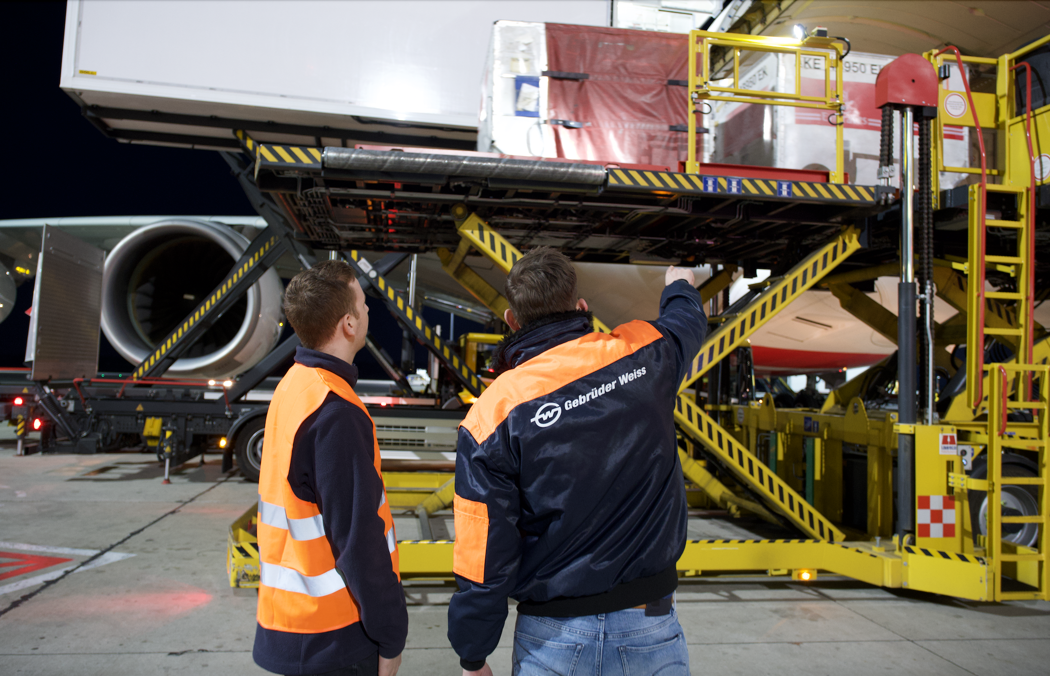 Menschen am Flugzeug